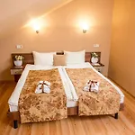 Hotel&spa Pysanka, писанка, 3 сауни та джакузі - індивідуальний відпочинок у מלון